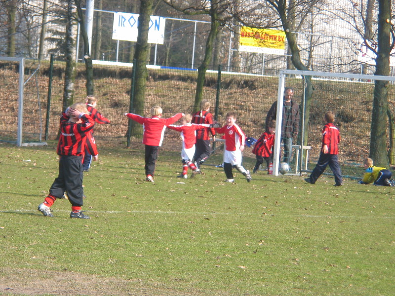 De tegengoal van Thomas - maar de scheids fluit vandaag wel op tijd af....