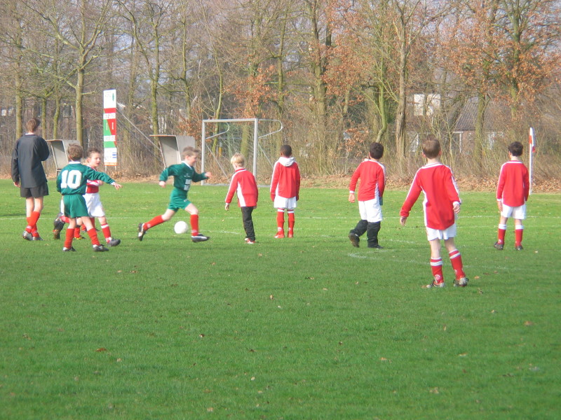 Maar Heeze is voetballend erg sterk - ze gebruiken het veld goed....