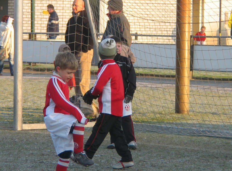 Thomas klaagt over zijn knie - het veld is hard!